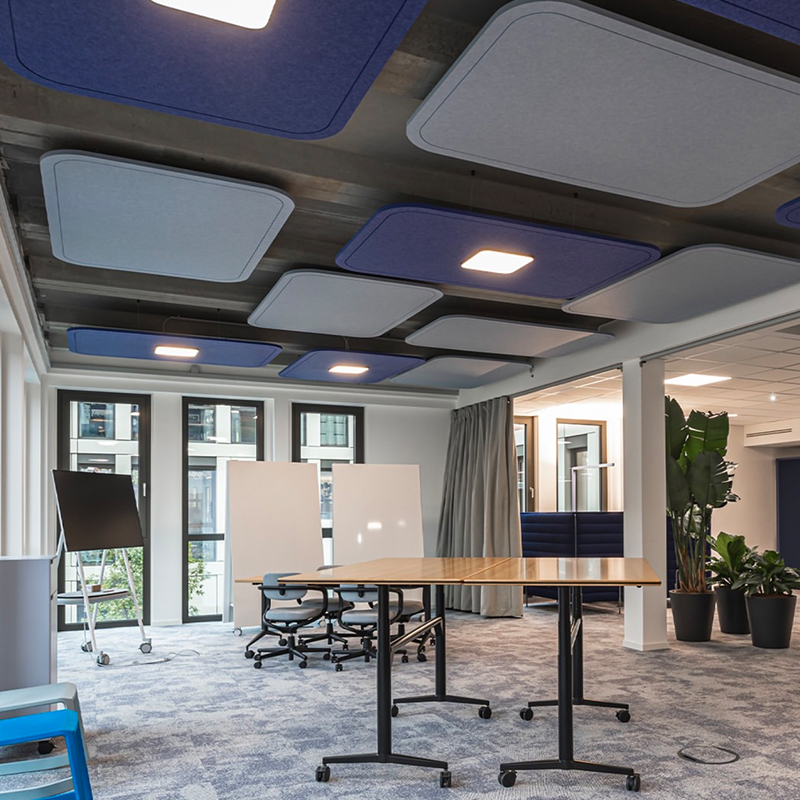 Deflettori per pannelli acustici dal design moderno, fonoassorbenti e rispettosi dell'ambiente, a forma di striscia di fibra di poliestere per uso in palestra Deflettori per pannelli acustici dal design moderno, fonoassorbenti e rispettosi dell'ambiente, a forma di striscia di fibra di poliestere per uso in palestra