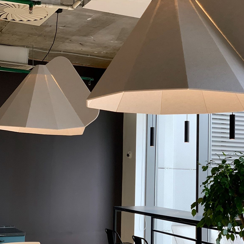 Deflettori per pannelli acustici dal design moderno, fonoassorbenti e rispettosi dell'ambiente, a forma di striscia di fibra di poliestere per uso in palestra